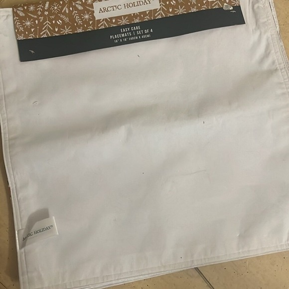 Arctic Holiday Christmas Red Truck Placemats Set of 4 Easy Care 16x16 NWT - Picture 6 of 6